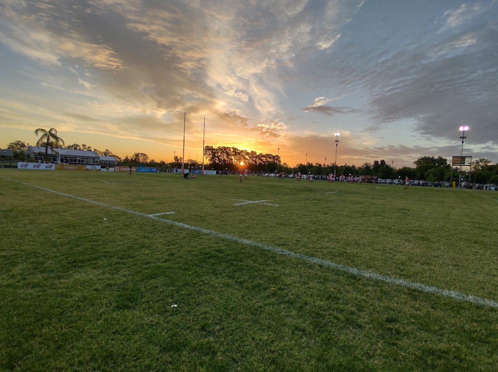 Atardecer en la cancha principal de Rugby Club Los Matreros, en Castelar