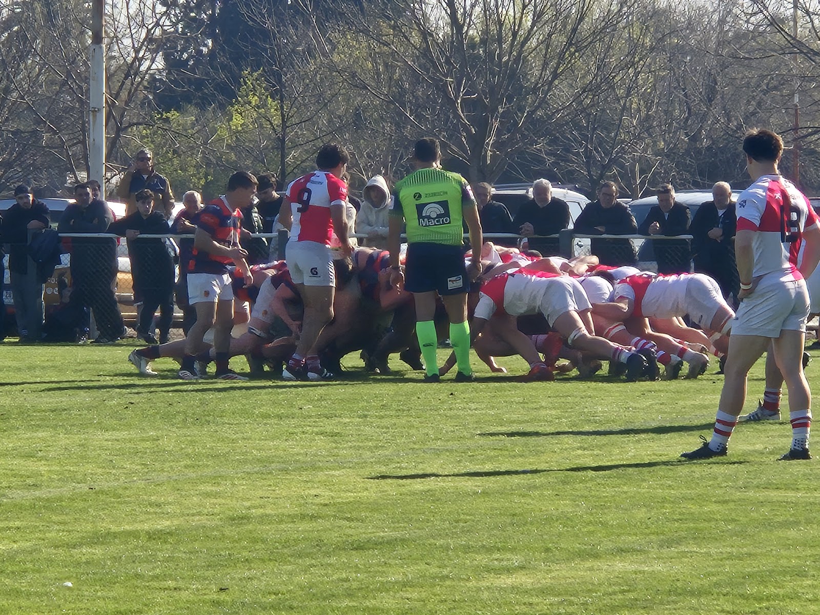Scrum en un partido de Los Matreros en la cancha de Castelar