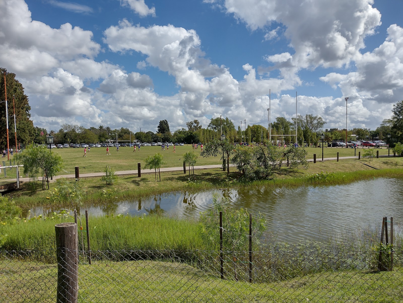 Cancha de Los Matreros junto a la laguna del predio de Castelar