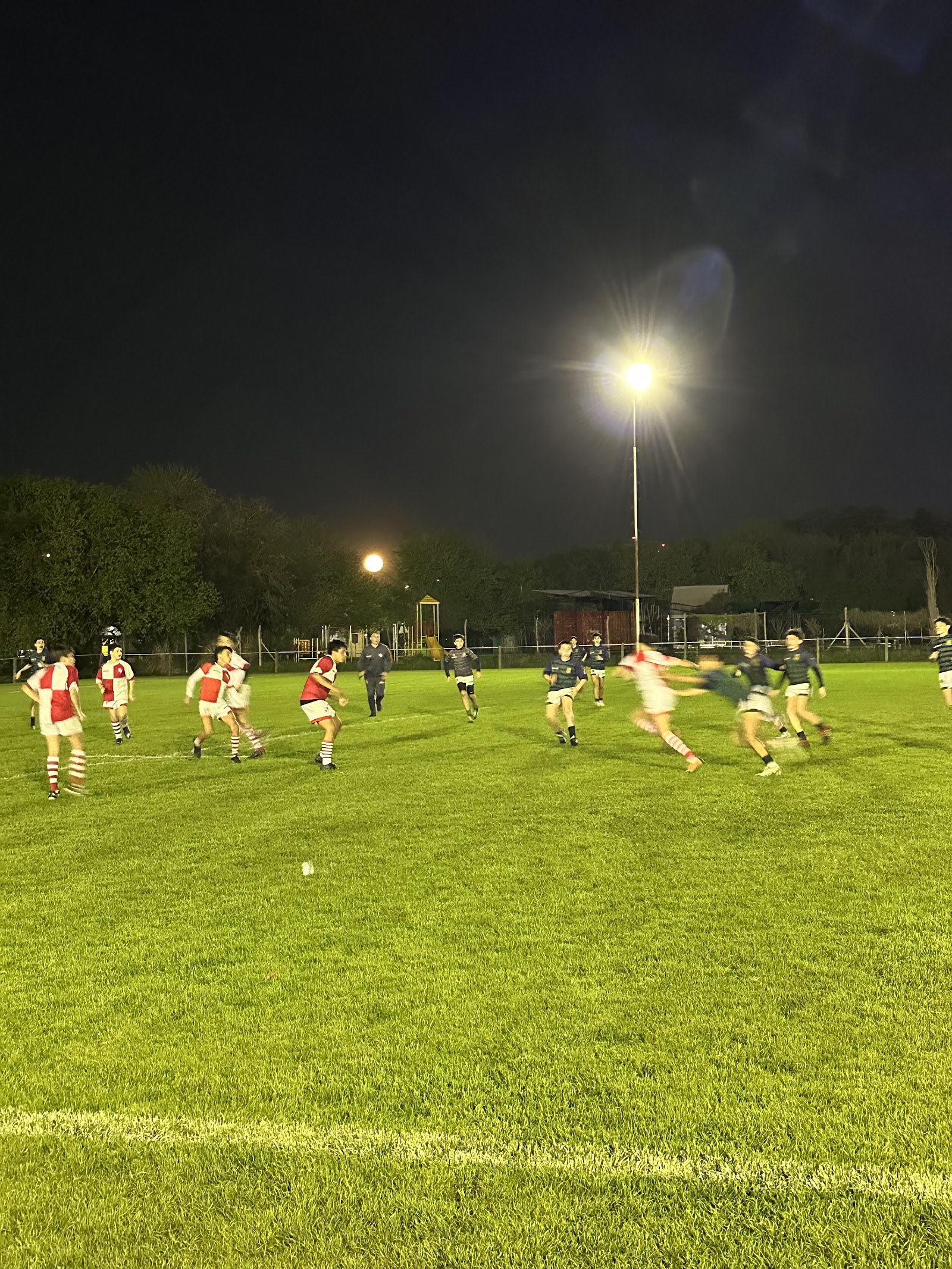 Partido nocturno de las divisiones juveniles en La Base