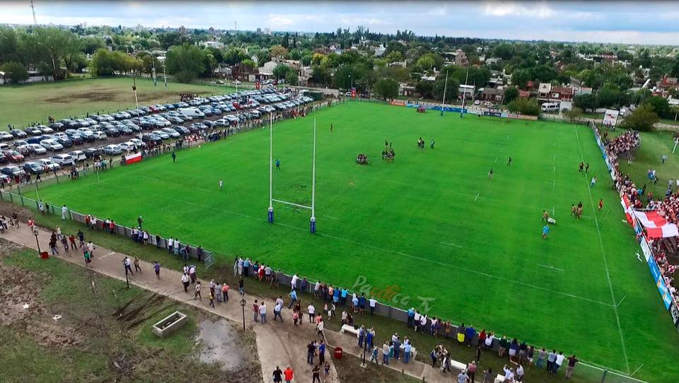 Vista aérea de la cancha principal en un día de partido
