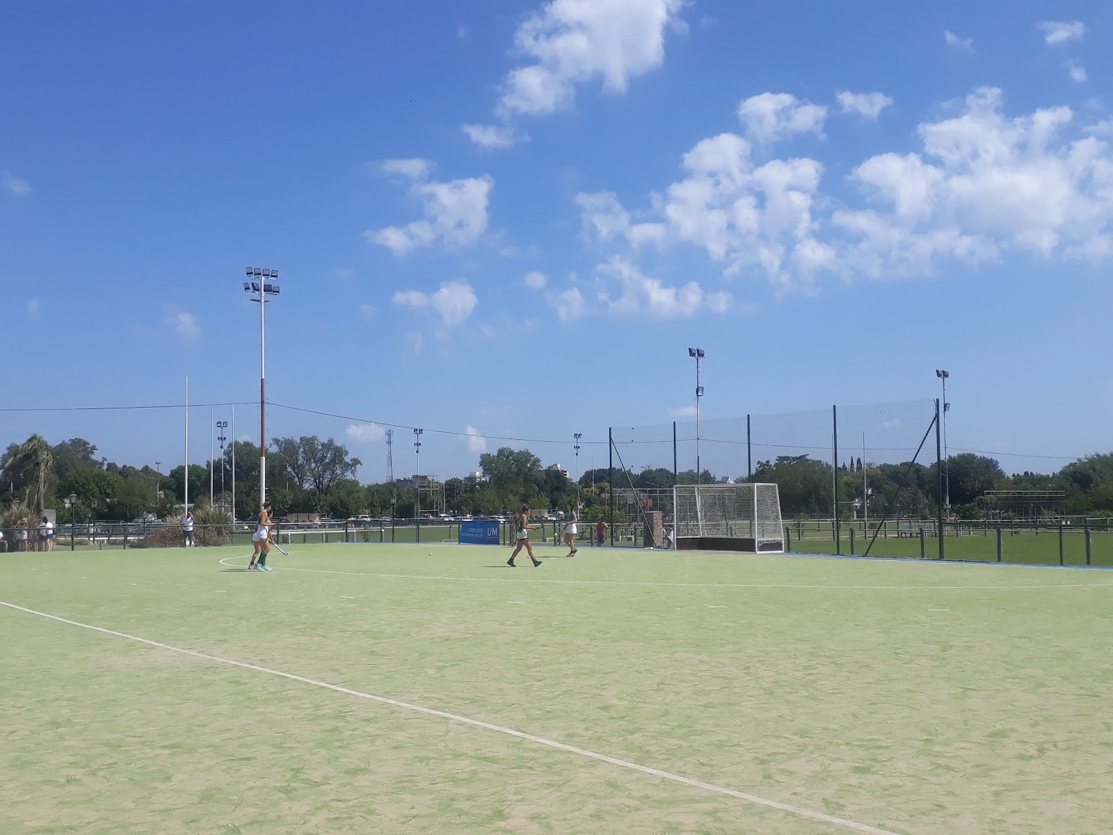 Cancha de hockey sintética del club en Castelar